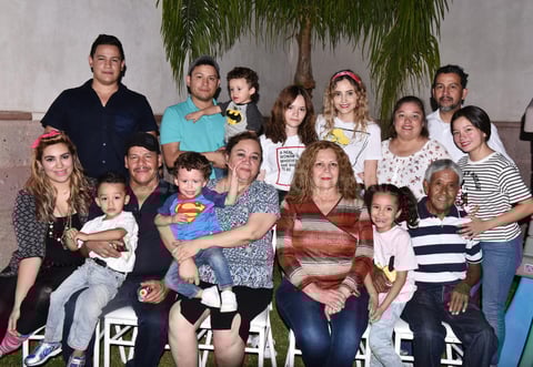 27062019 MUCHAS FELICIDADES.  Karime Basurto acompañada de sus familiares en su festejo de cumpleaños.