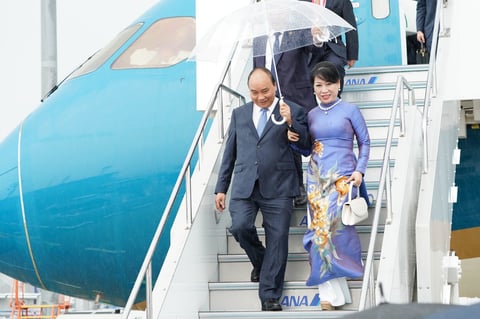 El primer ministro vietnamita Nguyen Xuan Phuc (c) y su esposa Tran Thi Nguyet Thu.