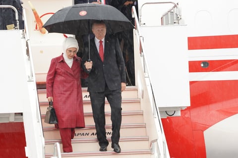 El presidente turco, Recep Tayyip Erdogan (c-dcha), y su esposa Emine (c-izq), llegan a Osaka.