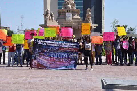 Estudiantes protestaron en la Plaza Mayor.