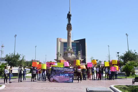 Bajo el intenso sol, los jóvenes protestaron alrededor del Palacio Federal, gritando consignas.