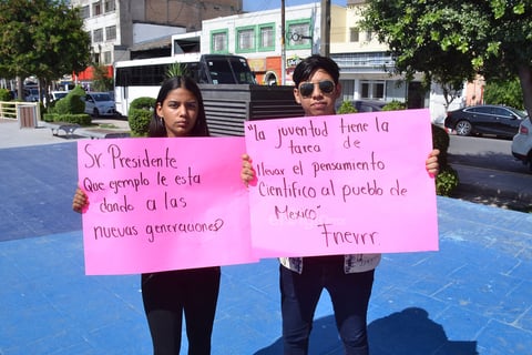 Alumnos de secundaria y bachillerato participaron en la protesta.