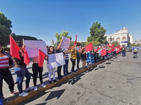 Durante la protesta se mostraron pancartas en las que destacaron el incumplimiento del presidente para la entrega de becas.