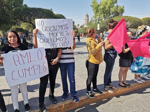 Estudiantes de nivel básico y medio superior acudieron a protestar en la Plaza de Armas.