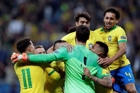 Brasil sufre pero avanza a las semifinales de la Copa América