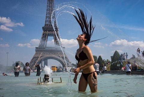 En esos departamentos, a las 10:00 hora local (08:00 GMT) se registraban 33.7 grados en Nimes, 31.5 en Aix en Provence, 34 en Sète y 33 en Orange.