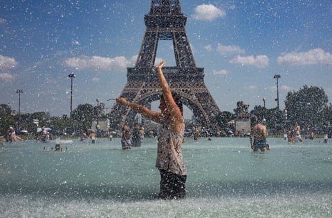 Como consecuencia del calor y de las altas presiones, la contaminación alcanza niveles elevados en muchas ciudades francesas, y han entrado en vigor medidas de restricción circulatoria en París, Lyon, Marsella, Estrasburgo, Grenoble y Annecy.