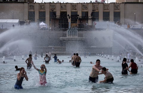 Como consecuencia del calor y de las altas presiones, la contaminación alcanza niveles elevados en muchas ciudades francesas, y han entrado en vigor medidas de restricción circulatoria en París, Lyon, Marsella, Estrasburgo, Grenoble y Annecy.