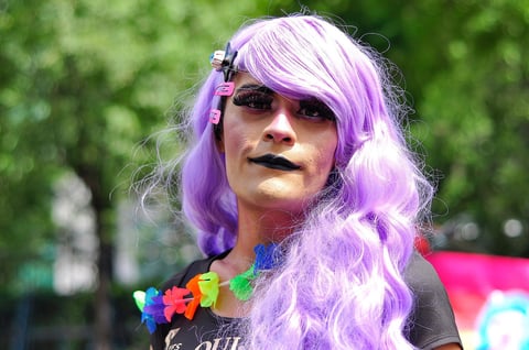 Los colores del arcoíris; rojo, naranja, amarillo, verde, cian, azul y violeta pintan camisetas, banderas, coronas y tenis, que portan los miembros de la comunidad LGBT+.