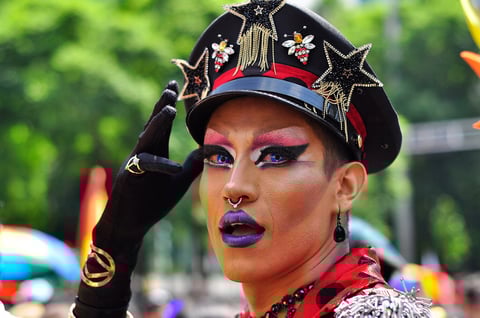 Los “TTT”, travestís, transexuales y transgénero, llenan de brillo la caminata.
