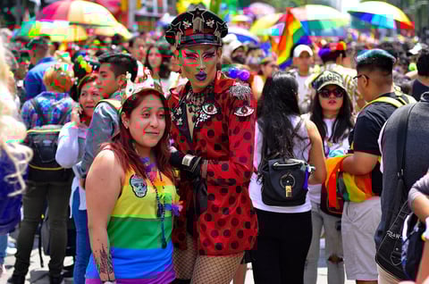 Con zapatillas, lentejuelas y maquillaje avanzan con orgullo, junto a comerciales, colectivos, amigos y familiares que ofrecen su apoyo, al tiempo que ríen y posan para tomarse fotos con sus coloridos atuendos.