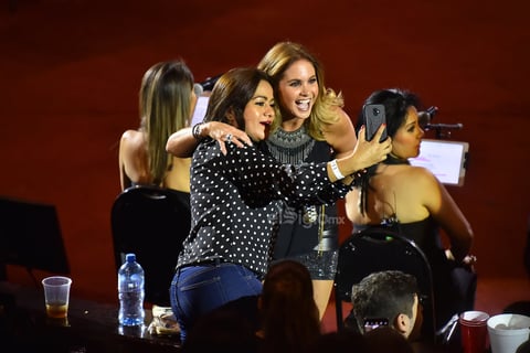 Los fans que se encontraban en el área VIP interrumpían a Lucero en varias ocasiones para darle flores y otros obsequios. Ella, muy sencilla, atendió a cada uno de ellos.
