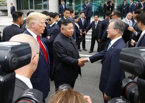 El encuentro, un acercamiento más entre las dos naciones técnicamente en guerra, marcó un regreso al contacto cara a cara entre los líderes.