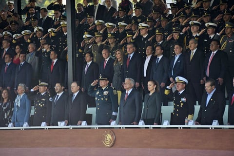 Estuvo acompañado de su esposa, la doctora Beatriz Gutiérrez; del pleno de su Gabinete, gobernadores y representantes de los titulares del Poder Judicial y Legislativo.