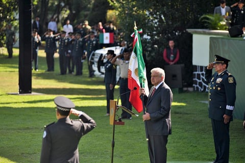 López Obrador le tomó protesta de bandera y pasó revista a los integrantes de la Guardia Nacional, que a partir de este domingo se desplegarán en todo el país.