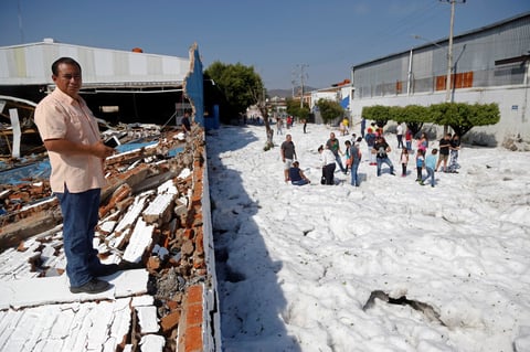 Esta mañana, en su cuenta de Twitter, Protección Civil de Jalisco señaló que “trabajamos en coordinación con autoridades municipales en la colonia Rancho Blanco, donde se registró gran cantidad de granizo, alcanzando hasta un metro de altura en algunas partes, nuestros oficiales trabajan en la remoción del material que está en las calles”.