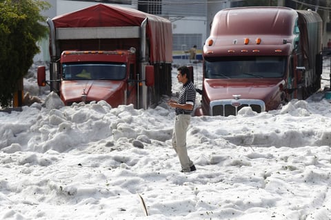 En tanto, elementos de varias dependencias municipales continúan trabajando en los distintos puntos de la capital jalisciense, que presentaron afectaciones por las lluvias y el granizo de esta madrugada, la cual se registró alrededor de las 03:00 horas.
