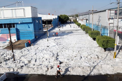 Importantes vialidades de la ciudad se encuentran cerradas en ambos sentidos de circulación por la acumulación de hielo, por lo que personal de Protección Civil y Bomberos se encuentra en el punto en labores de apoyo.