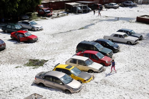 Autoridades estatales y municipales de Jalisco trabajan para atender la acumulación de granizo en casas y vialidades, luego de la granizada histórica de esta madrugada que reportó 1.5 metros de hielo en las avenidas principales de la zona metropolitana de Guadalajara.