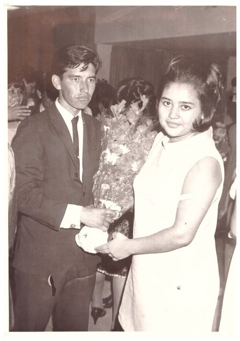 Jesús Gallegos de Ávila con su madrina, Irma Rangel, en la graduacion de la Normal de
Gómez Palacio el 3 de julio de 1970.