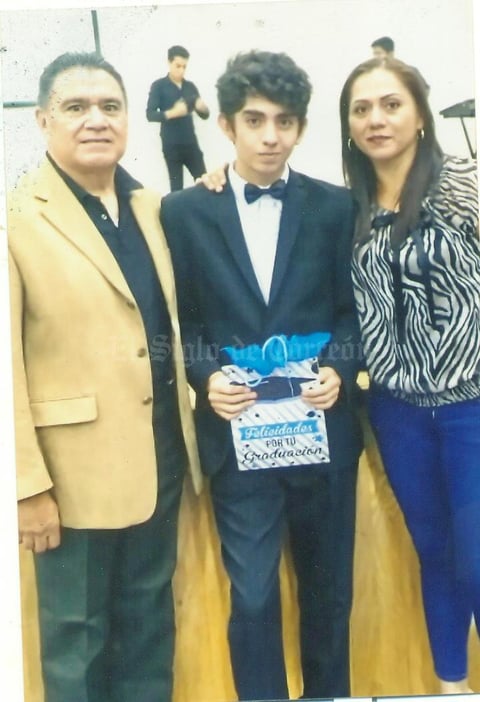 30062019 GRADUADO.  Miguel Ángel Chavero y Rocío Gómez en la graduación de secundaria de Santiago.