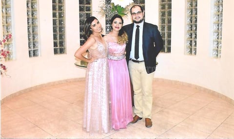 30062019 GRADUADAS.  Lic. Lisseth González y Lic. Yazmín Cano con el Licenciado Diego Martínez.