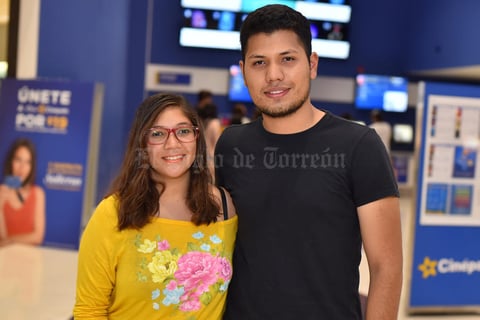 30062019 EN EL CINE.  Valeria y Manuel.