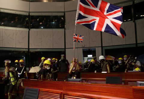 La irrupción se produjo tras la multitudinaria manifestación de hoy, día en el que se conmemoraba el vigésimo segundo aniversario del traspaso a China de la soberanía sobre Hong Kong por parte del Reino Unido.