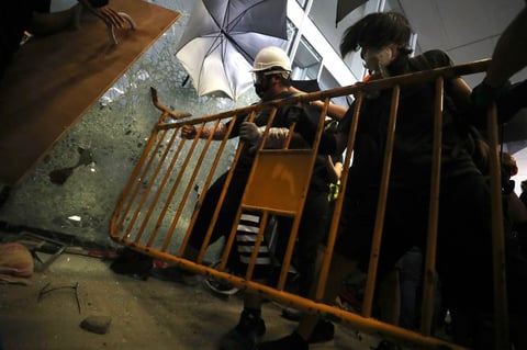 Los asaltantes, ataviados con cascos y máscaras antigas, destrozaron varias de las entradas del complejo.