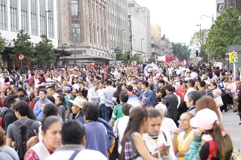 Miles de mexicanos festejan aniversario de triunfo electoral de AMLO