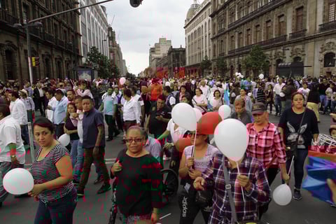 Hay personas de todas las edades que defienden las decisiones y forma de gobernar del líder del izquierdista Movimiento Regeneración Nacional (Morena), y restan peso a algunas de sus acciones más criticadas.
