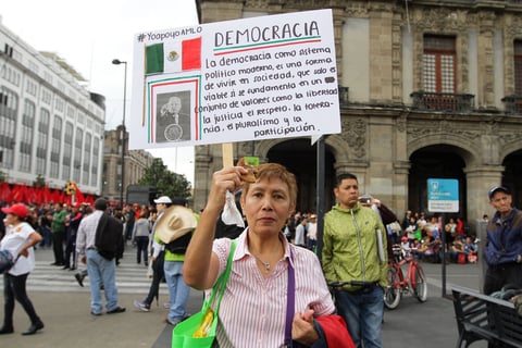 Originaria de Venustiano Carranza, Chiapas, indicó que forma parte de un grupo de mujeres que acompañan al ahora presidente desde hace 18 años.