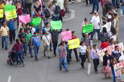 Con pancartas, algunas banderas de Morena y diferentes accesorios alusivos al presidente de la República, los asistentes buscan un lugar para presenciar el evento y prepararse para escuchar el mensaje del mandatario más tarde.