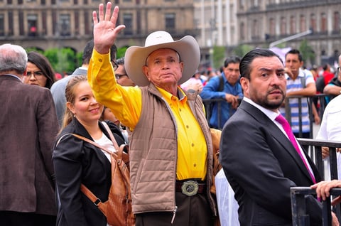 Miles de mexicanos festejan aniversario de triunfo electoral de AMLO