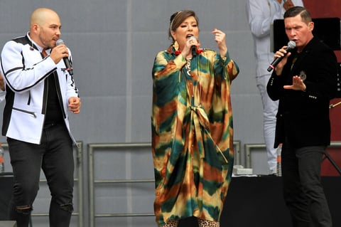Miles de mexicanos festejan aniversario de triunfo electoral de AMLO