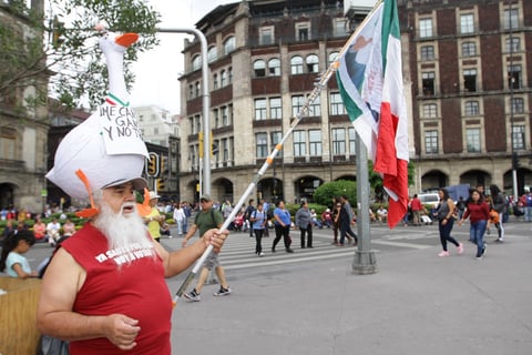 Desde Centla, Tabasco, Fredy León García llegó a la Plaza de la Constitución para señalar presuntas irregularidades en el programa Sembrando Vida y pedirle al Ejecutivo federal su intervención para que pueda acceder a los recursos.