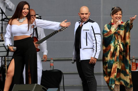 Miles de mexicanos festejan aniversario de triunfo electoral de AMLO