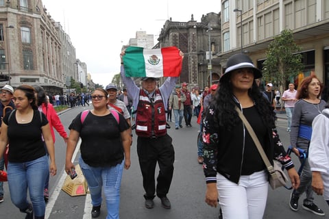 Acompañada de un gran grupo, Gloria Nereyda Vázquez, integrante de la asociación civil Manos Morenas, acude también esta tarde al Zócalo capitalino.