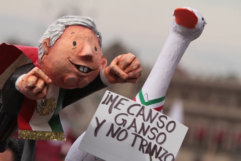 Miles de mexicanos festejan aniversario de triunfo electoral de AMLO