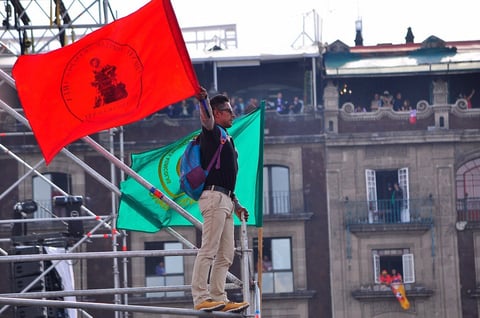 Miles de mexicanos festejan aniversario de triunfo electoral de AMLO