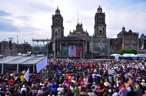 Miles de mexicanos festejan aniversario de triunfo electoral de AMLO