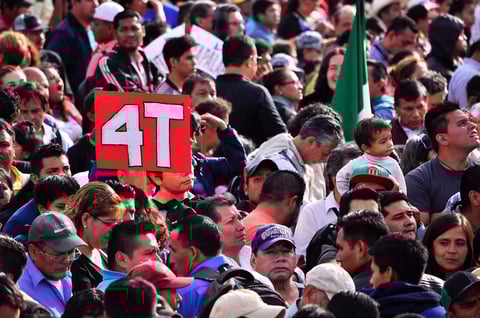 Miles de mexicanos festejan aniversario de triunfo electoral de AMLO