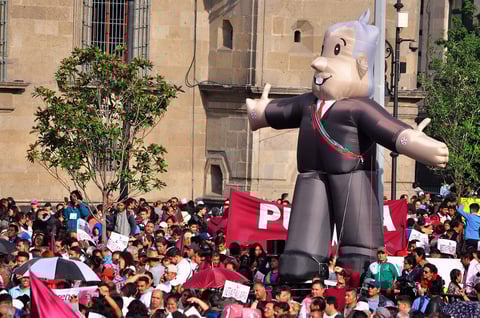Miles de mexicanos festejan aniversario de triunfo electoral de AMLO