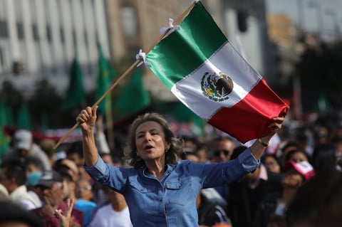 Miles de mexicanos festejan aniversario de triunfo electoral de AMLO