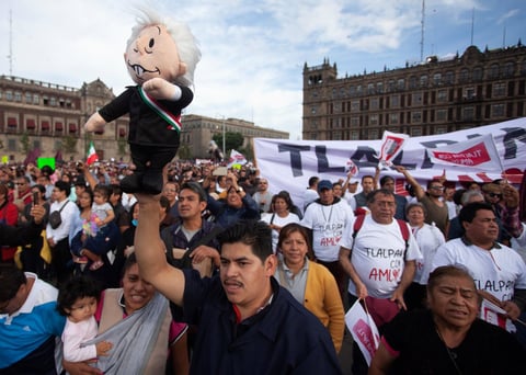 Miles de mexicanos festejan aniversario de triunfo electoral de AMLO
