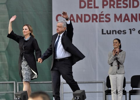 Miles de mexicanos festejan aniversario de triunfo electoral de AMLO