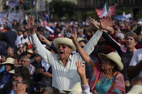 Miles de mexicanos festejan aniversario de triunfo electoral de AMLO