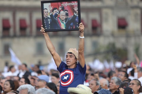 Miles de mexicanos festejan aniversario de triunfo electoral de AMLO