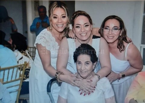 02072019 EN FAMILIA.  Alma, Miriam y Azucena Aldape con su mamá, Lupita Aldape, en reciente celebración, donde se la pasaron de lo mejor.