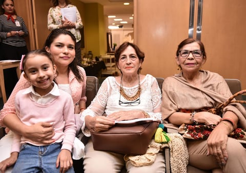 02072019 EN CLASE DE COCINA.  Antonieta, Antonieta Aguirre, Suria Rendón y Covadonga Aguirre,